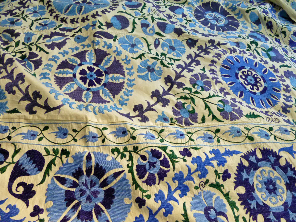 Atelier à Boukhara (Ouzbékistan) : tissus brodés de type suzani