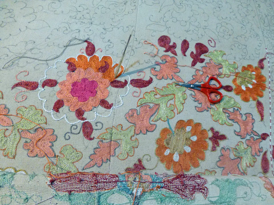 Atelier à Boukhara (Ouzbékistan) : broderie suzani en cours