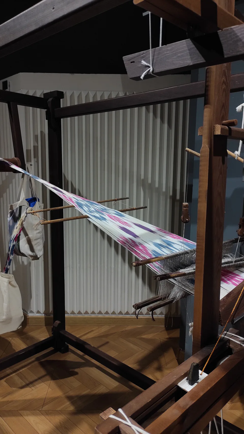 Loom for making adras (traditional uzbek fabric)