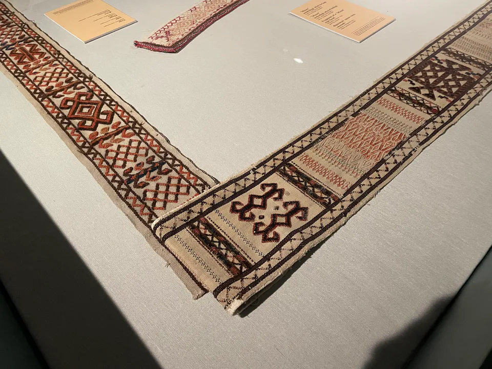 Dekorativ jolaq-qaraúy bezewi "Iyinbaw" / Dekorativ tasma-o'tov bezagi "Iyinbau" / Yurt decorative strip, wool weaving, undated