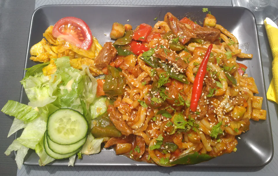 Un plat de lagman servi au restaurant Boukhara, à Lyon.