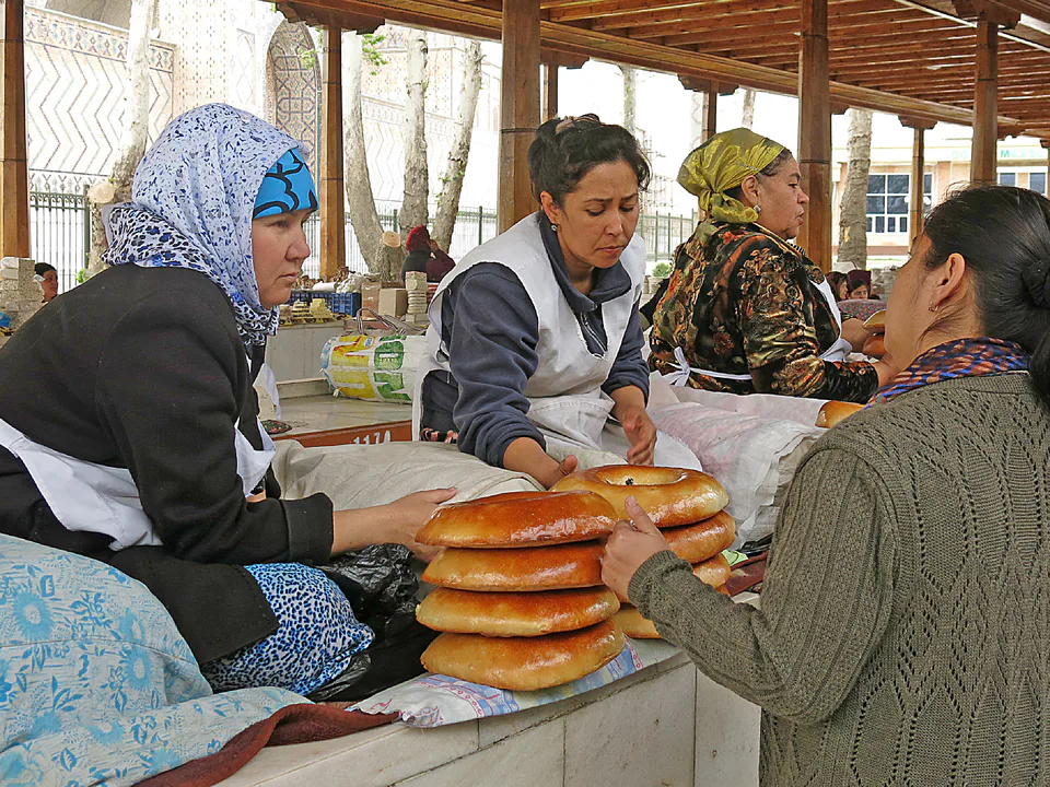 Dehqon Siyob Bozori, mercat agrícola de Siyob (Samarcanda), venedores de pa