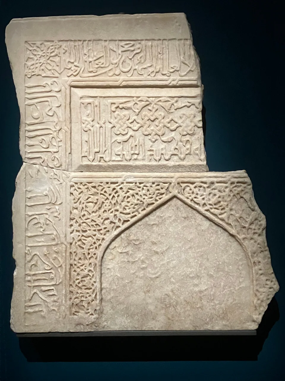 Fragmentary tombstone in the shape of a mihrab - Uzbekistan, Samarkand - 4th quarter of the 14th century - White calcareous alabaster, sculpted relief decoration - Louvre - OA 4080
