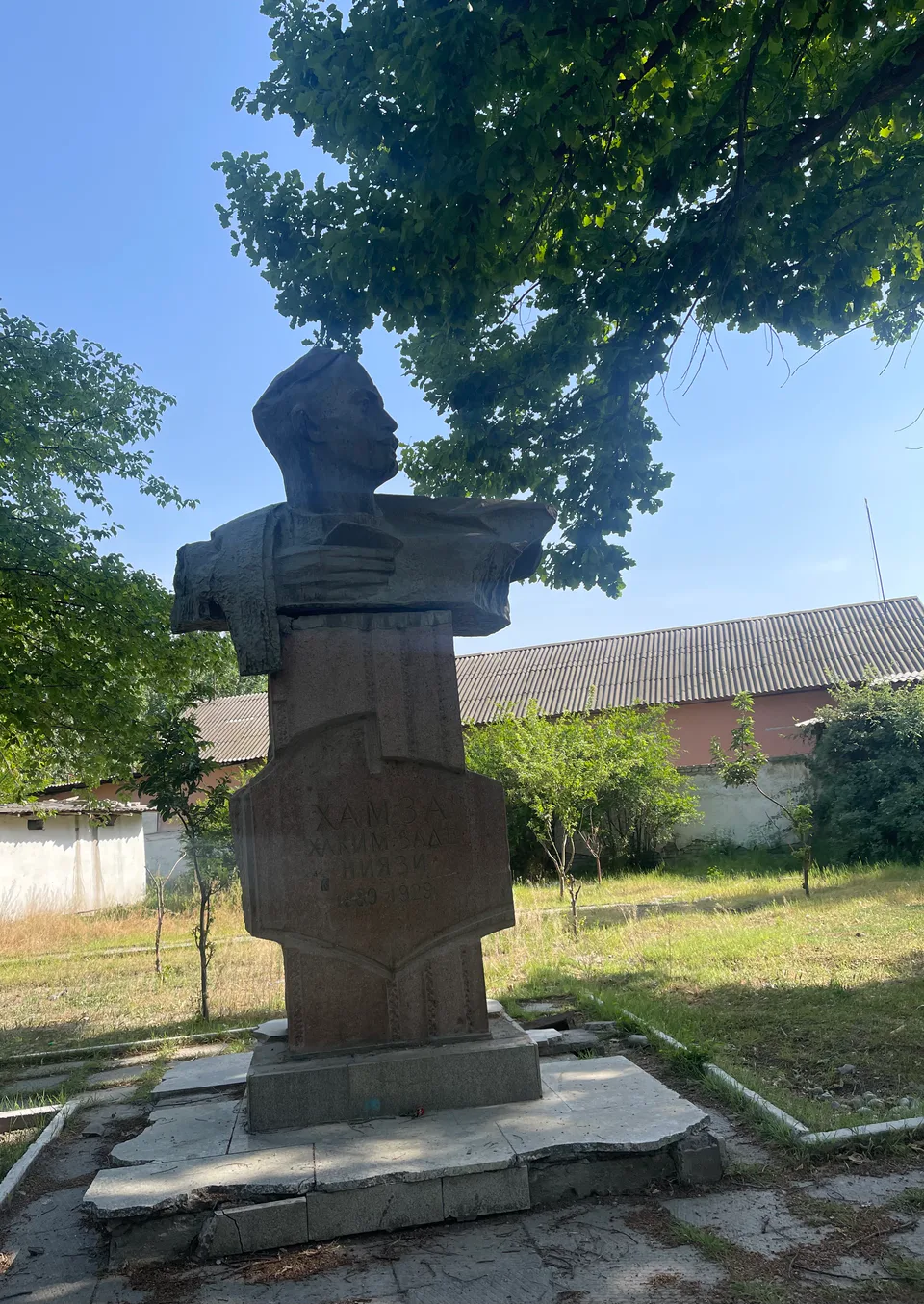 A statue dedicated to Hamza Hakimzada Niyazi was erected at the "Yetti bulak" recreation center of Fergana region.