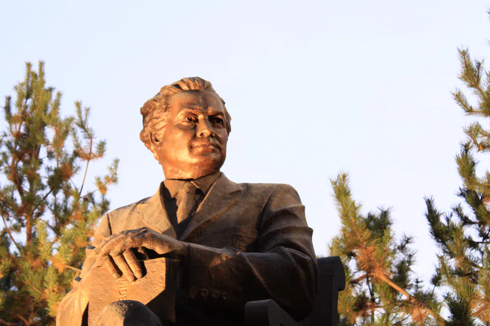 Oybek haykali: Toshkent, Chilonzor, Milliy bogʻ, Shoirlar hiyoboni