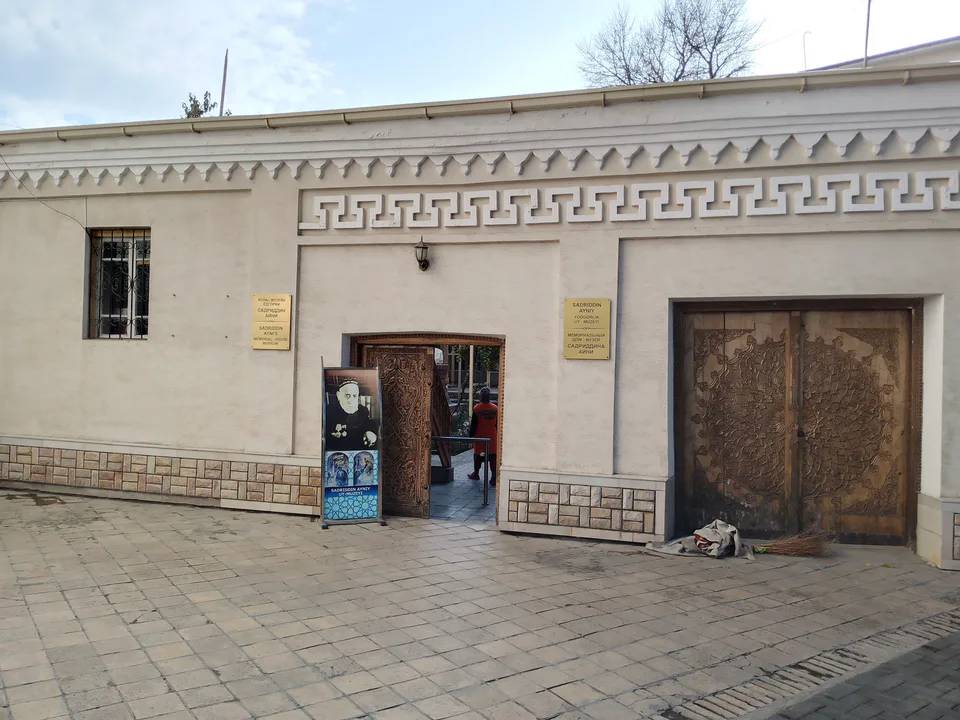 Sadriddin Ayni byusti: Samarqand viloyati, Samarqand, Registon koʻchasi, 7-uy