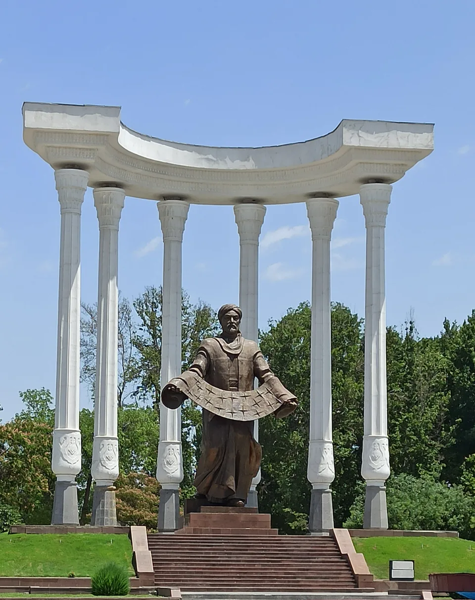 Ahmad al-Fargʻoniy haykali (Fargʻona viloyati istrohat bogʻi)