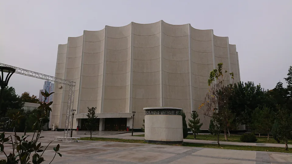 Alisher Navoiy nomli san’at saroyi binosi: Toshkent, Shayxontohur, Navoiy koʻchasi, 15-uy