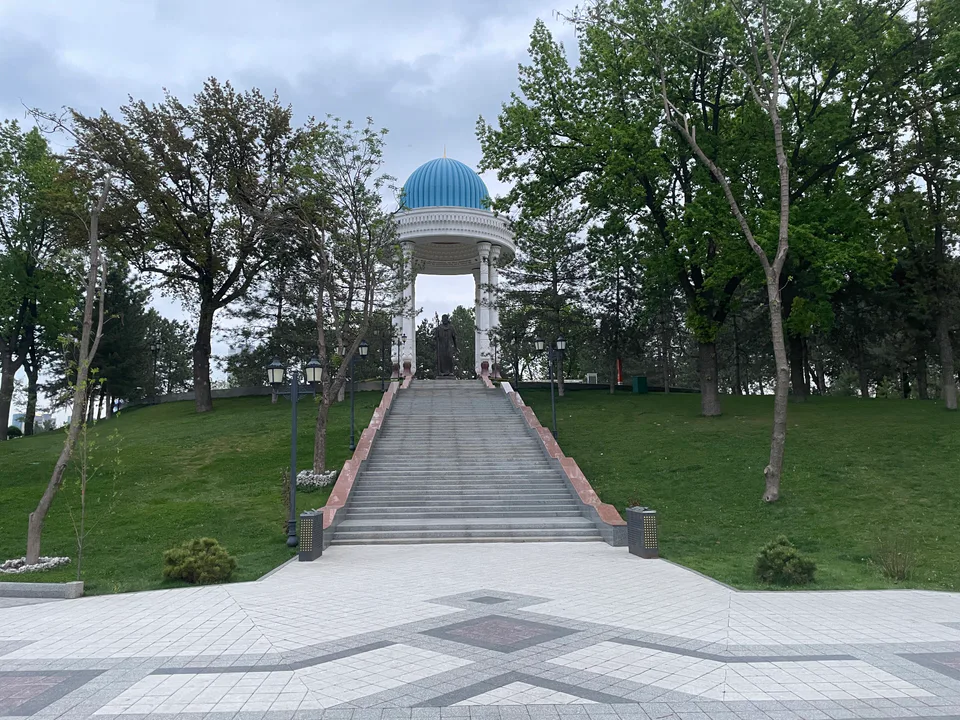 Alisher Navoiy haykali. Adiblar xiyoboni