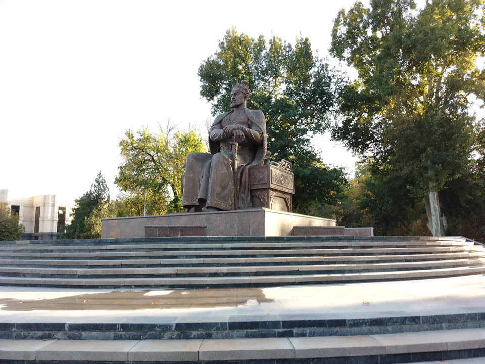 Amir Temur haykali