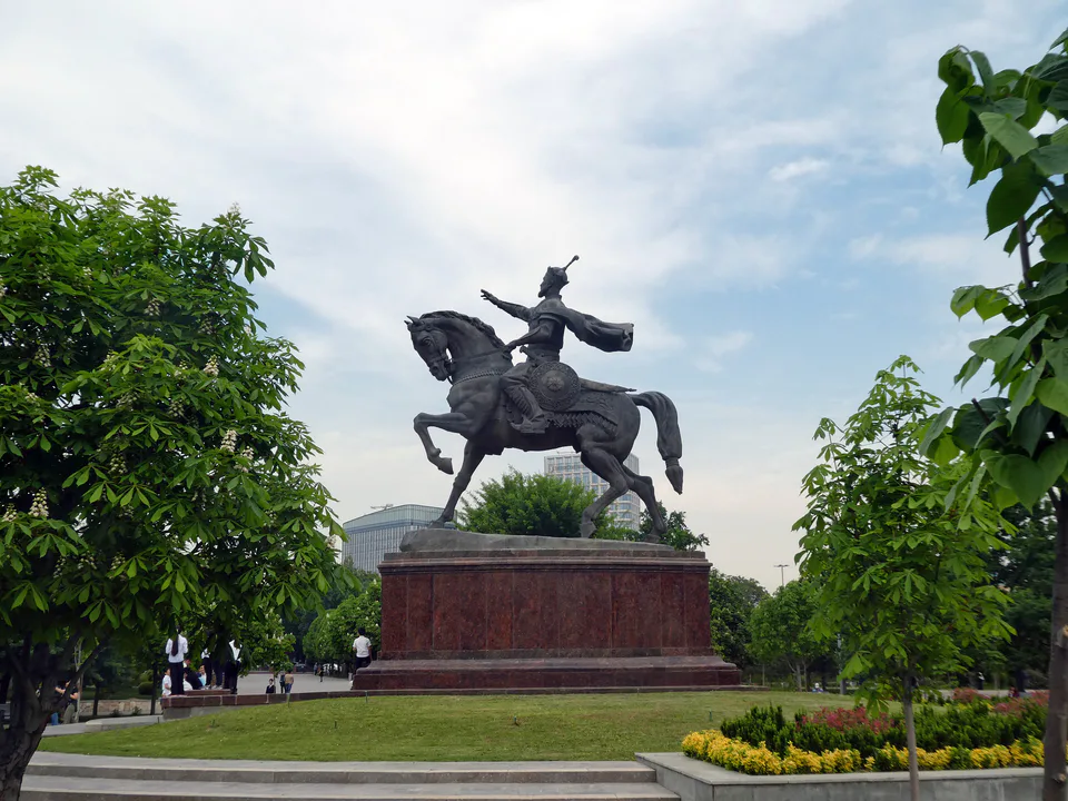 Amir Temur haykali (Toshkent): Toshkent, Yunusobod tumani, Amir Temur xiyoboni