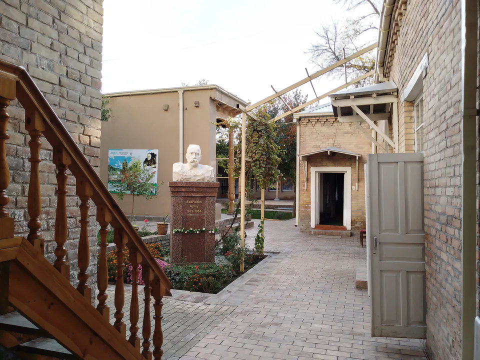 Sadriddin Ayni byusti: Samarqand viloyati, Samarqand, Registon koʻchasi, 7-uy