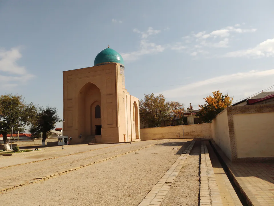 Saroy Mulk Xonim maqbarasi, kirish darvoza va madrasa qoldiqlari: Samarqand viloyati, Samarqand, Toshkent koʻchasi, 40-uy