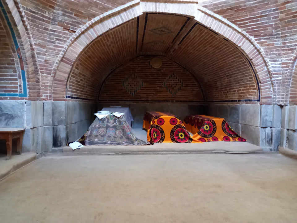 Saroy Mulk Xonim maqbarasi, kirish darvoza va madrasa qoldiqlari: Samarqand viloyati, Samarqand, Toshkent koʻchasi, 40-uy
