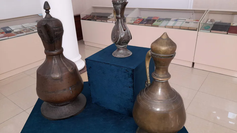 Misdan ishlangan ko'za, (Z.M.Bobur uy muzeyi)