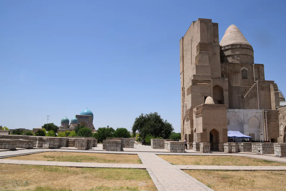 Vue de Shahrisabz en Oukékistan : au fond à gauche, le complexe de Dorut Tilavat, avec les domes de la mosquée et des deux mausolées, à droite le Mausolée de Jahangir.