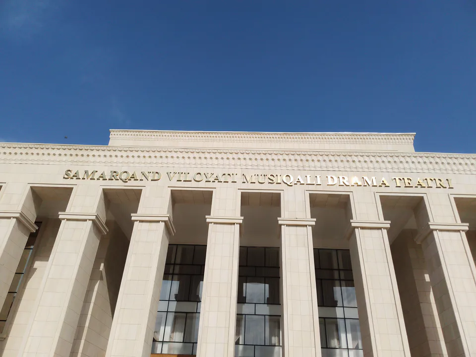 Fuqarolik inshooti (ilgarigi opera va balet teatri, hozirda H.Olimjon nomidagi musiqali drama teatri): Samarqand viloyati, Samarqand, Koʻk Saroy maydoni, 3-uy