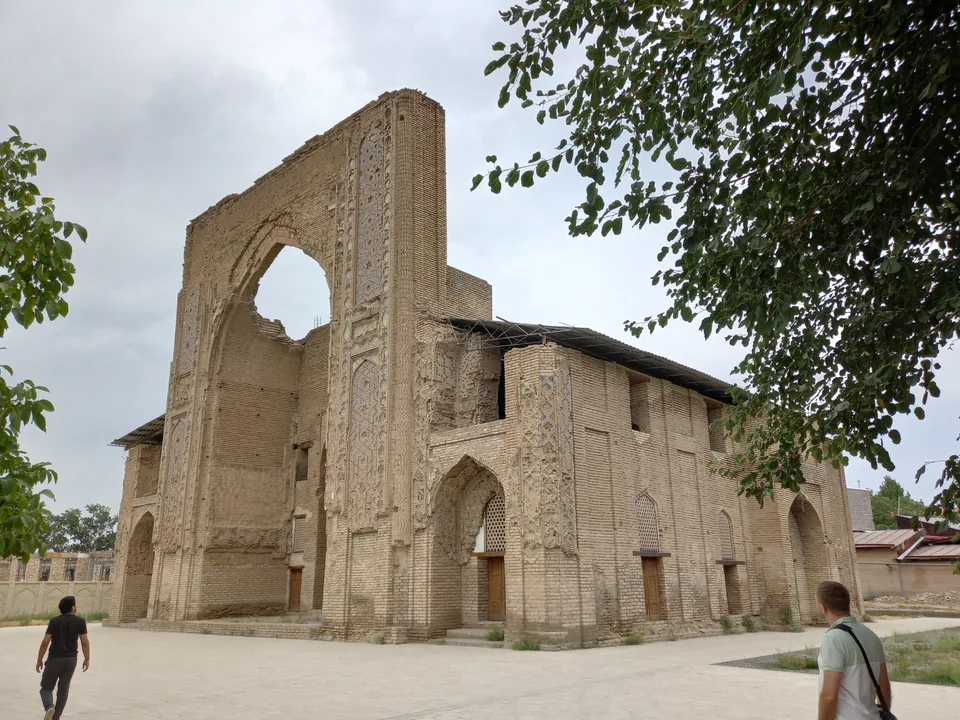 Ishratxona maqbarasi: Samarqand, Sadriddin Ayniy koʻchasi, 6-uy