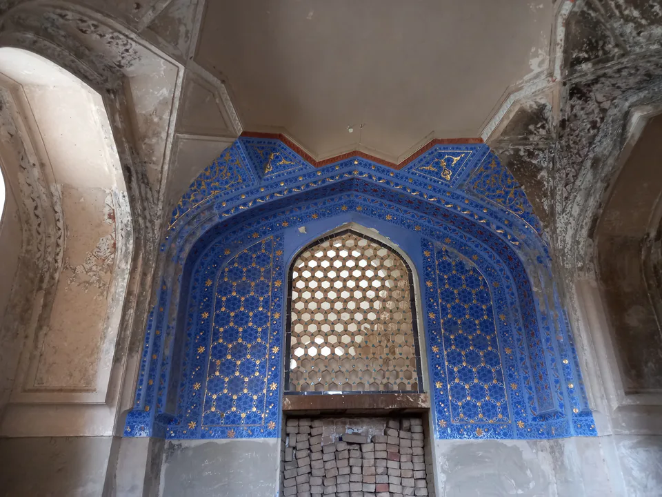 Ishratxona maqbarasi: Samarqand, Sadriddin Ayniy koʻchasi, 6-uy