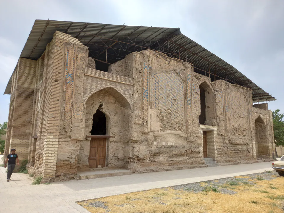 Ishratxona maqbarasi: Samarqand, Sadriddin Ayniy koʻchasi, 6-uy