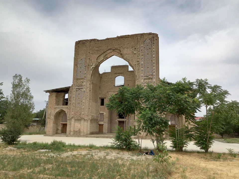 Ishratxona maqbarasi: Samarqand, Sadriddin Ayniy koʻchasi, 6-uy