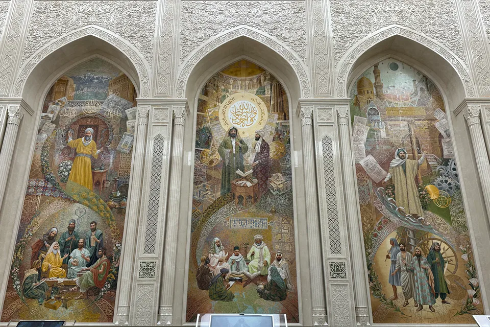 The entrance of the Islamic Civilization Center tells us about the great ancestors of history. The entire hall is decorated with such patterns and illustrations. The illustration in the picture is a p