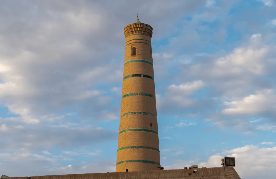 Juma masjidi va minorasi (Xiva): Xorazm viloyati, Xiva, “Ichan-qal’a” MFY, Pahlavon Mahmud koʻchasi, 19-uy