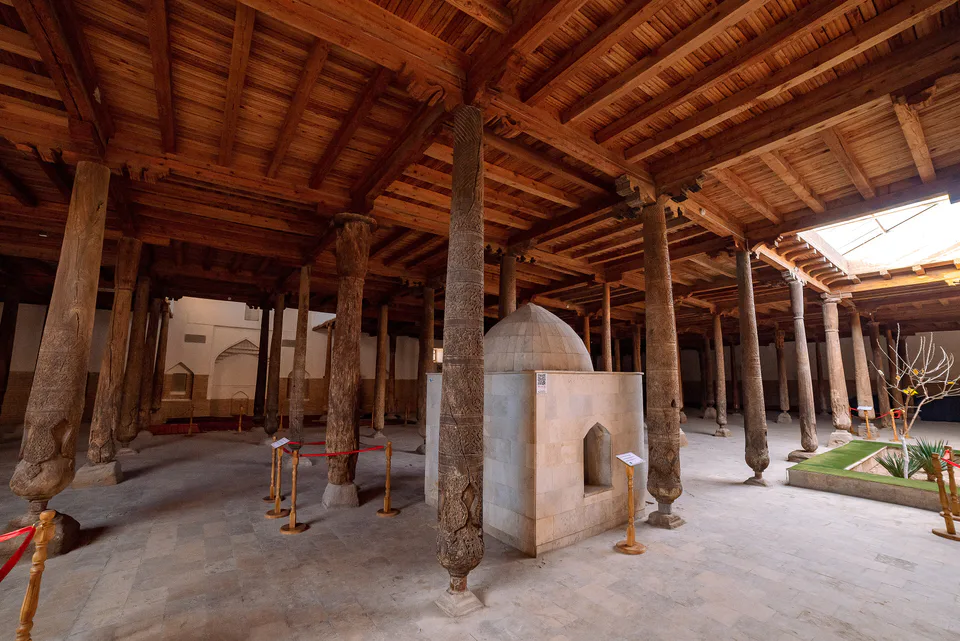 Juma masjidi va minorasi (Xiva): Xorazm viloyati, Xiva, “Ichan-qal’a” MFY, Pahlavon Mahmud koʻchasi, 19-uy
