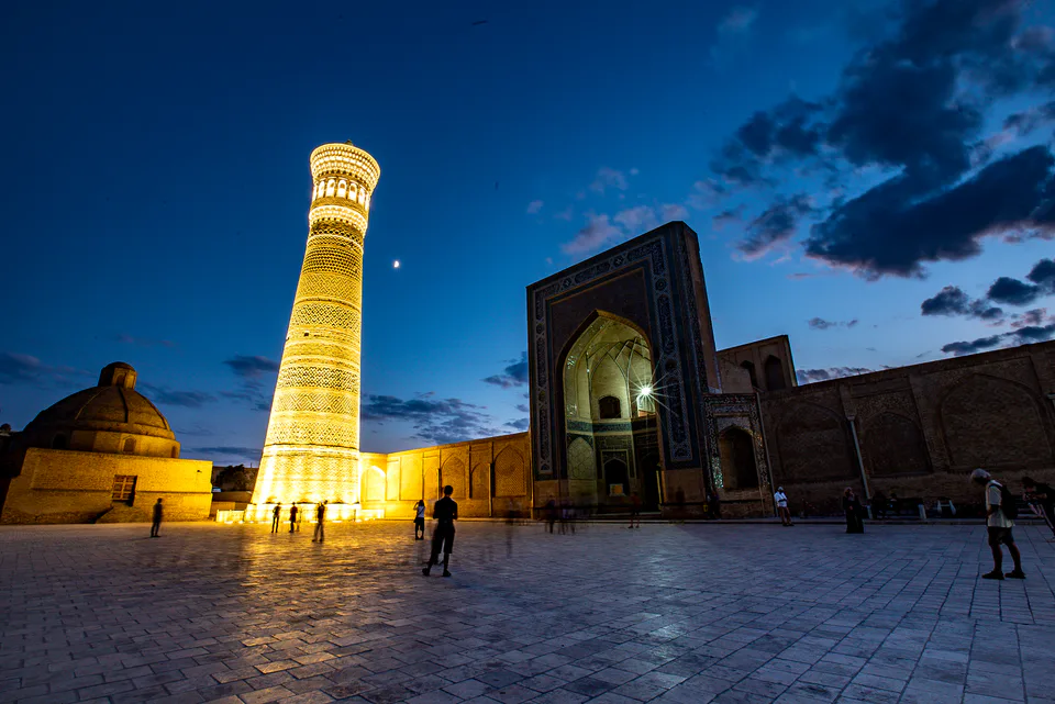 این عکس توسط پوریا افخمی در حاشیه ضبط برنامه تلویزیونی بلور بنفش به کارگردانی بهزاد بلور در شهر بخارا ثبت شده است.
