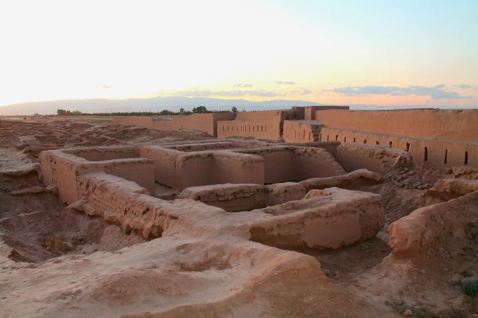 An ancient fortress city located in the Surxondaryo region of Uzbekistan, along the banks of the Amu Darya river. Founded in the 4th century BCE