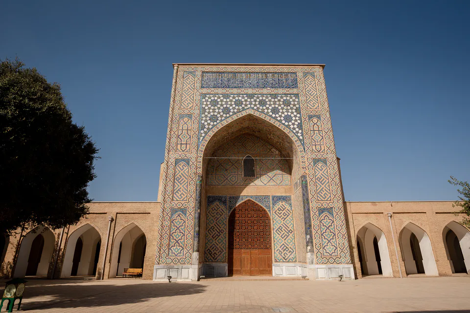 Dorut Tilovat majmuasi: Qashqadaryo viloyati, Shahrisabz, Qoʻshhovuz MFY Ipak yoʻlikoʻchasi, 89-uy, Shahrisabz Tarixiy markazi