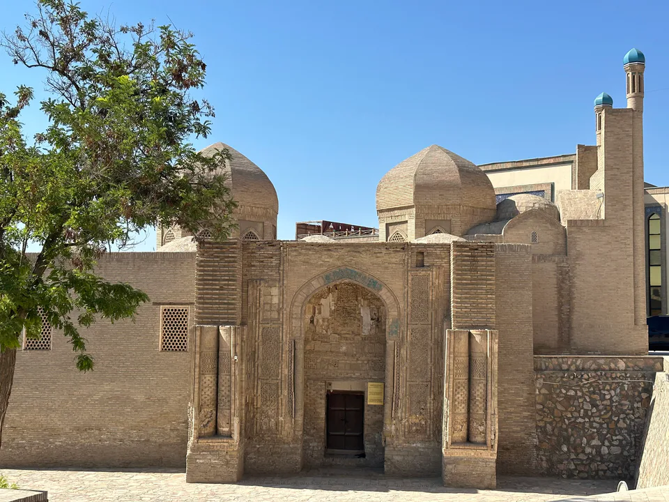 Magʻoki attori masjidi: Buxoro viloyati, Buxoro, “J. Ikromiy” MFY, M. Ambar koʻchasi