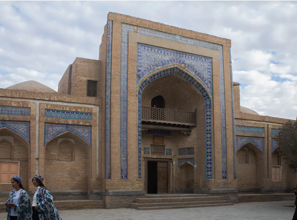 Matniyoz devonbegi madrasasi: Xorazm viloyati, Xiva, “Ichan-qal’a” MFY, Pahlavon Mahmud koʻchasi, 19-uy