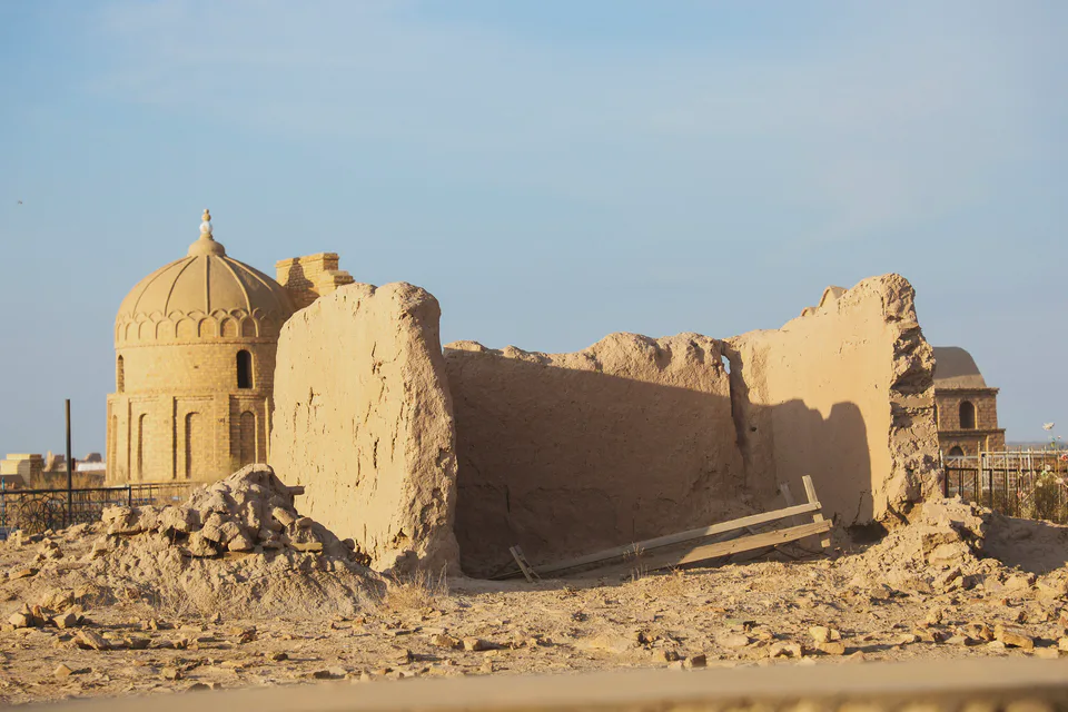 Mazlumxan maqbarasi: Qoraqalpogʻiston, Xoʻjayli tumani, “Sarishungil” OFY