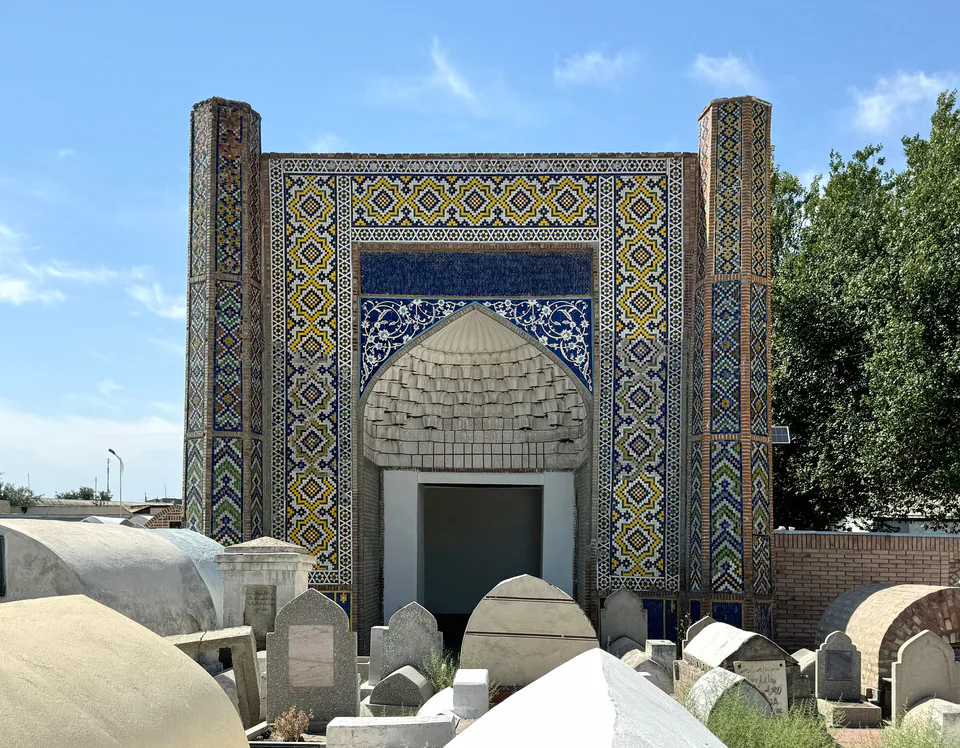 Modarixon maqbarasi: Fargʻona viloyati, Qoʻqon, “Nonvoylik guzar” MFY, Katta qabriston hududida