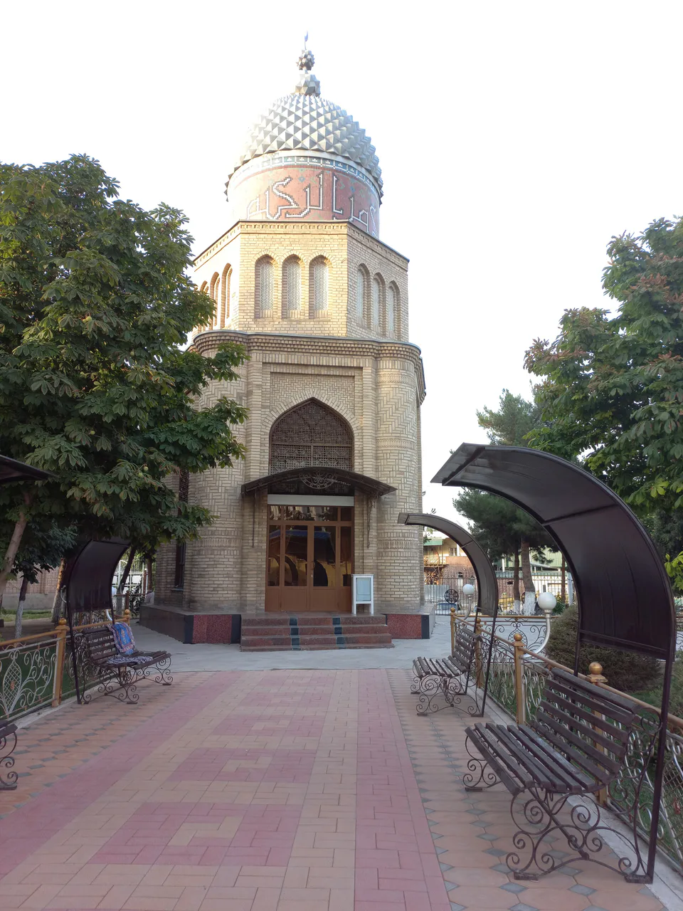 Mulla Bozor Ohund masjididagi maqbaraning tashqi tomondan olingan surati.