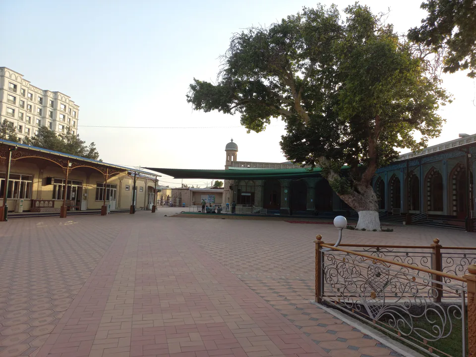 Mulla Bozor Ohund masjidining tashqi tomondan olingan surati.