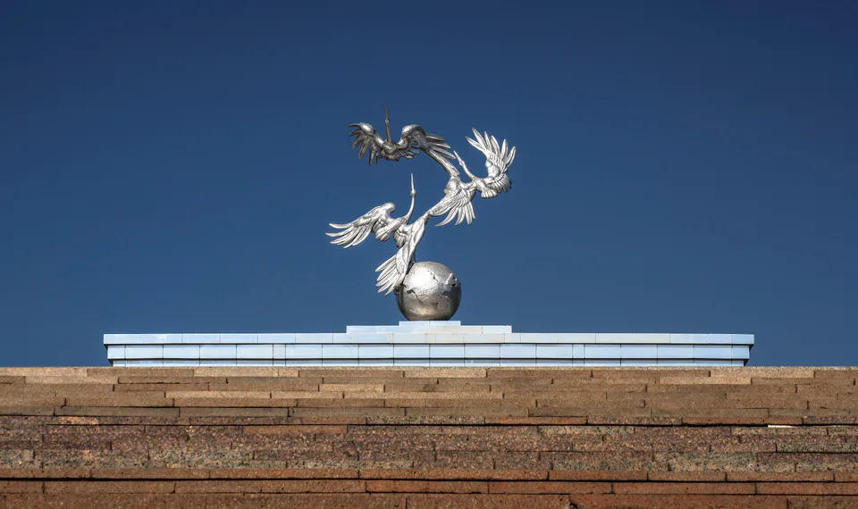 Ezgulik monument in Independence Square (Uzbek: Mustaqillik Maydoni, Мустақиллик Майдони), Tashkent, Uzbekistan.