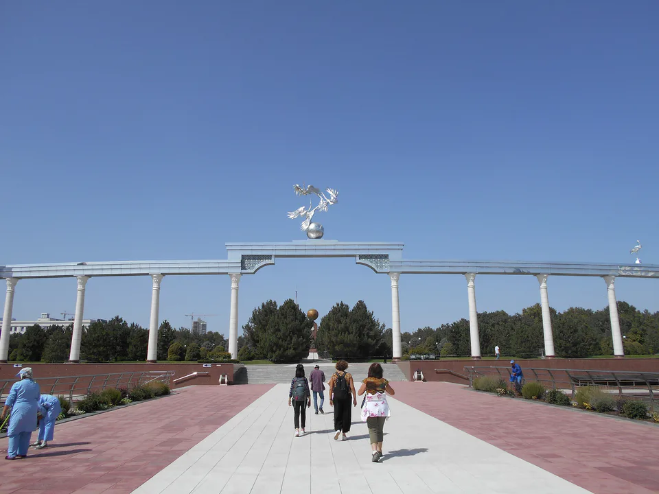 Les umo/ grues de la place de l'indépendance à Tashkent
