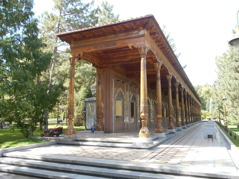 Portique sud du monument aux morts