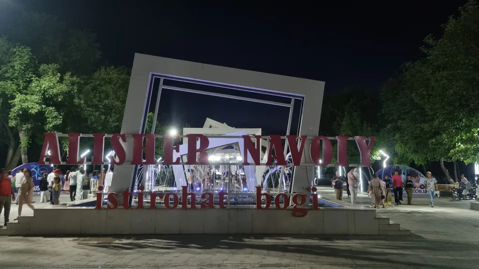 Navoiy shahrdagi Alisher Navoiy istirohat bogʻining kirish qismi