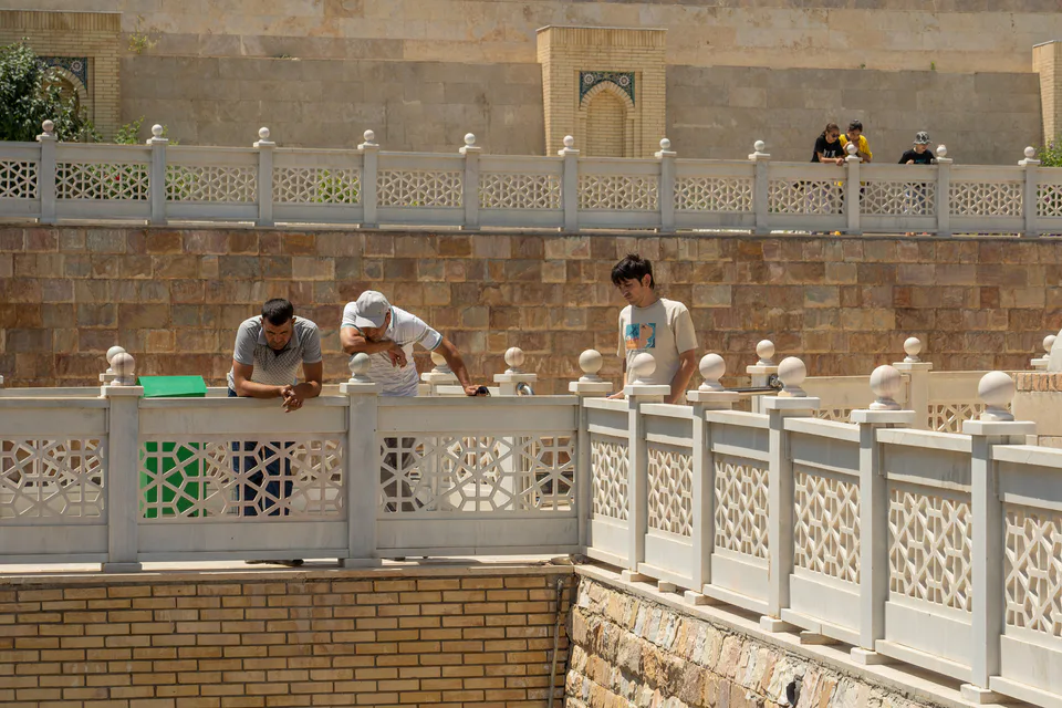 WikiTour participants in the Nurota Chashma complex