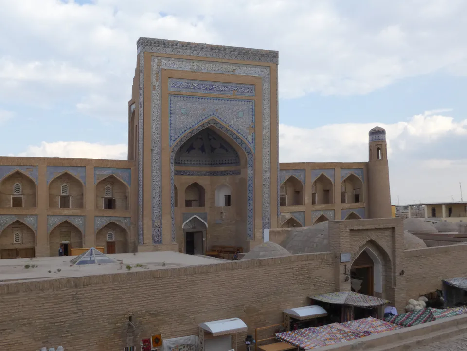 im Vordergrund einstöckig die Medrese Churdshum, dahinter zweistöckig die Medrese Alla Kuli Khan, Chiwa