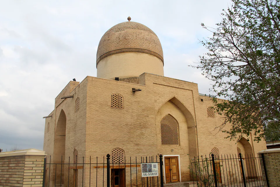Oq Saroy maqbarasi: Samarqand viloyati, Samarqand, Oq Saroy koʻchasi, 5a-uy