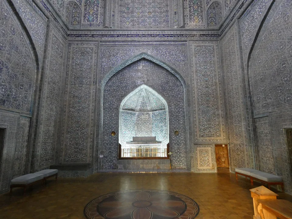 Khanqah Gedenkstätte Pahlawan Mahmud mit Sarkophag Muhammad Rahim I. in mittiger Nische, zwei weitere Sarkophage in linker hinterer Ecke