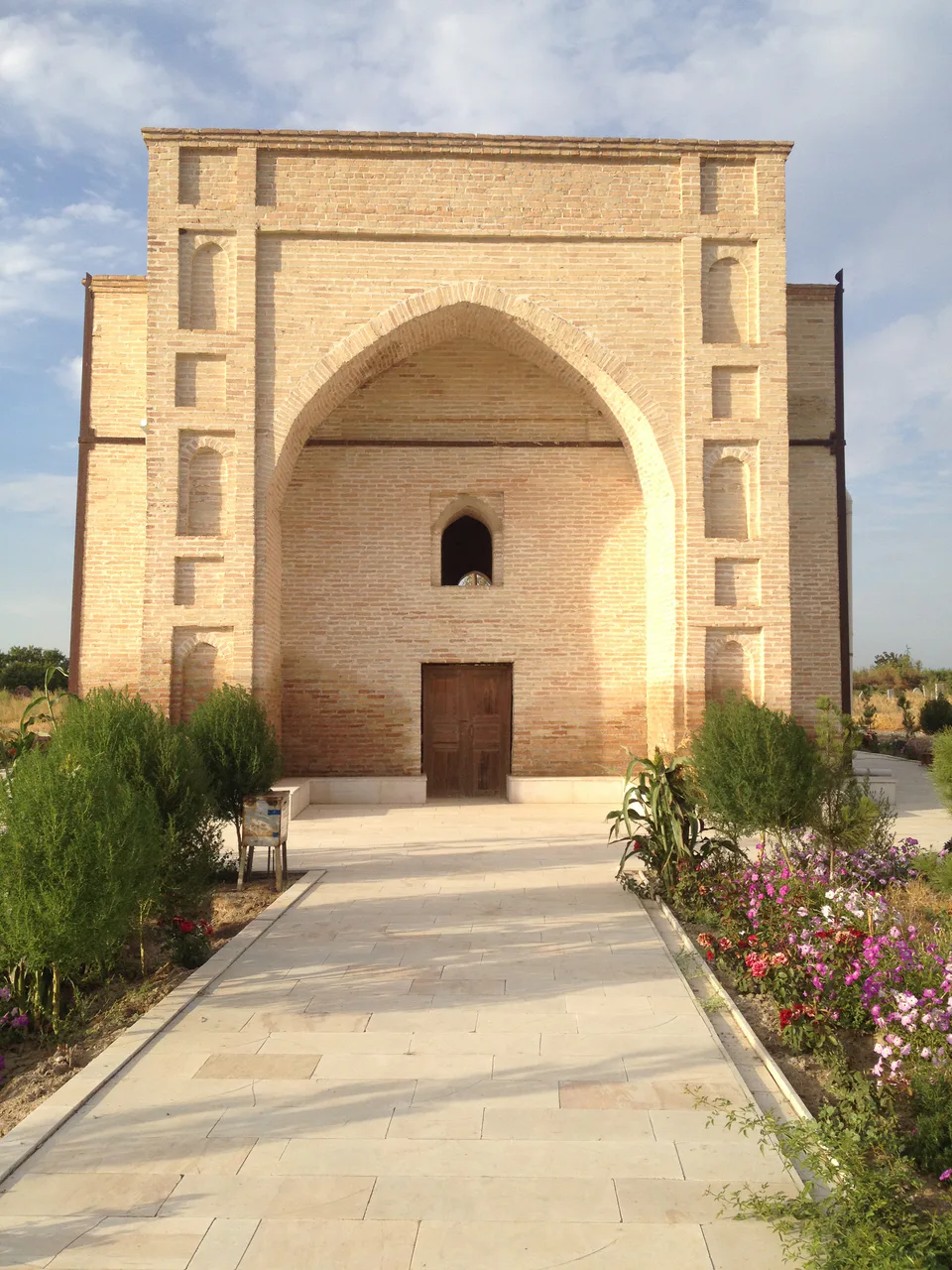 Kyzyl Mazar mausoleum (near Bekabad town)