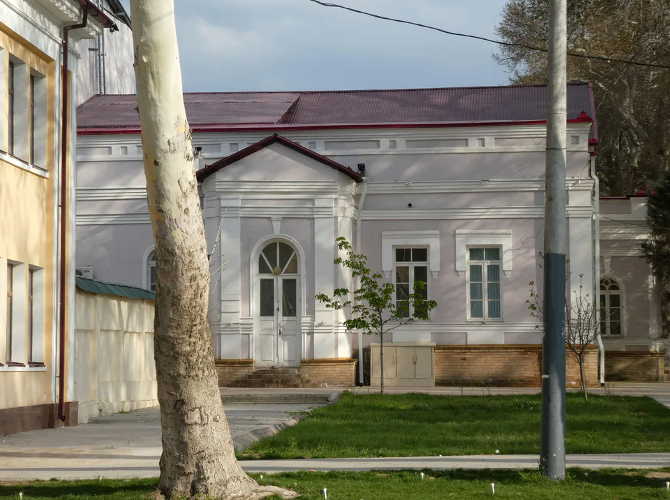 Fuqarolik inshooti (ilgarigi Majlis binosi, hozirgi qoʻgʻirchoq teatri): Samarqand viloyati, Samarqand, Alisher Navoiy koʻchasi, 49 (51)-uy