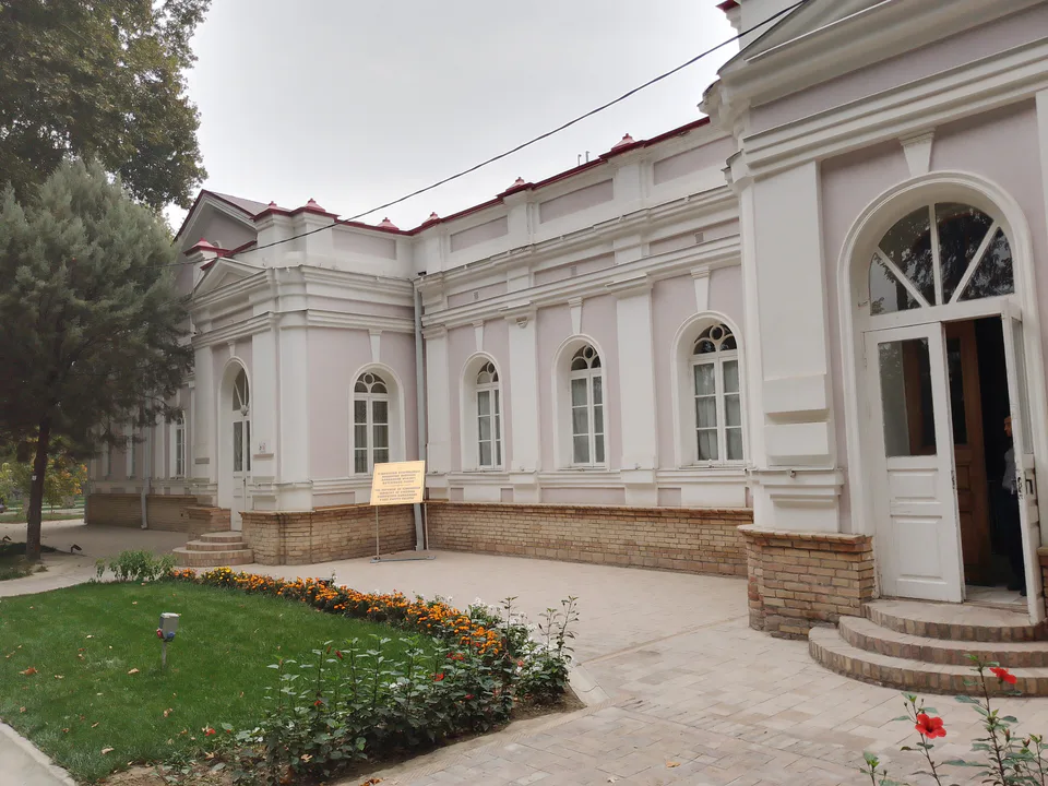 Fuqarolik inshooti (ilgarigi Majlis binosi, hozirgi qoʻgʻirchoq teatri): Samarqand viloyati, Samarqand, Alisher Navoiy koʻchasi, 49 (51)-uy