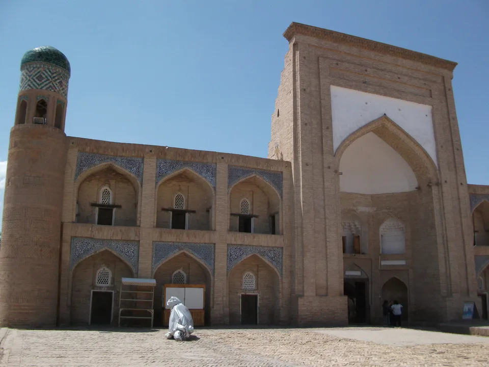Qutlugʻmurod inoq madrasasi: Xorazm viloyati, Xiva, “Ichan-qal’a” MFY, Zargarlar koʻchasi, 29-uy