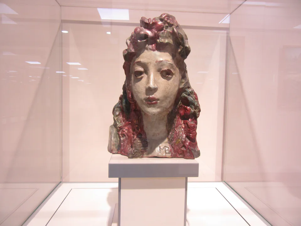 Tête de sirène en majolique du peintre russe Mikhail Vroubel au musée Savitsky à Noukus